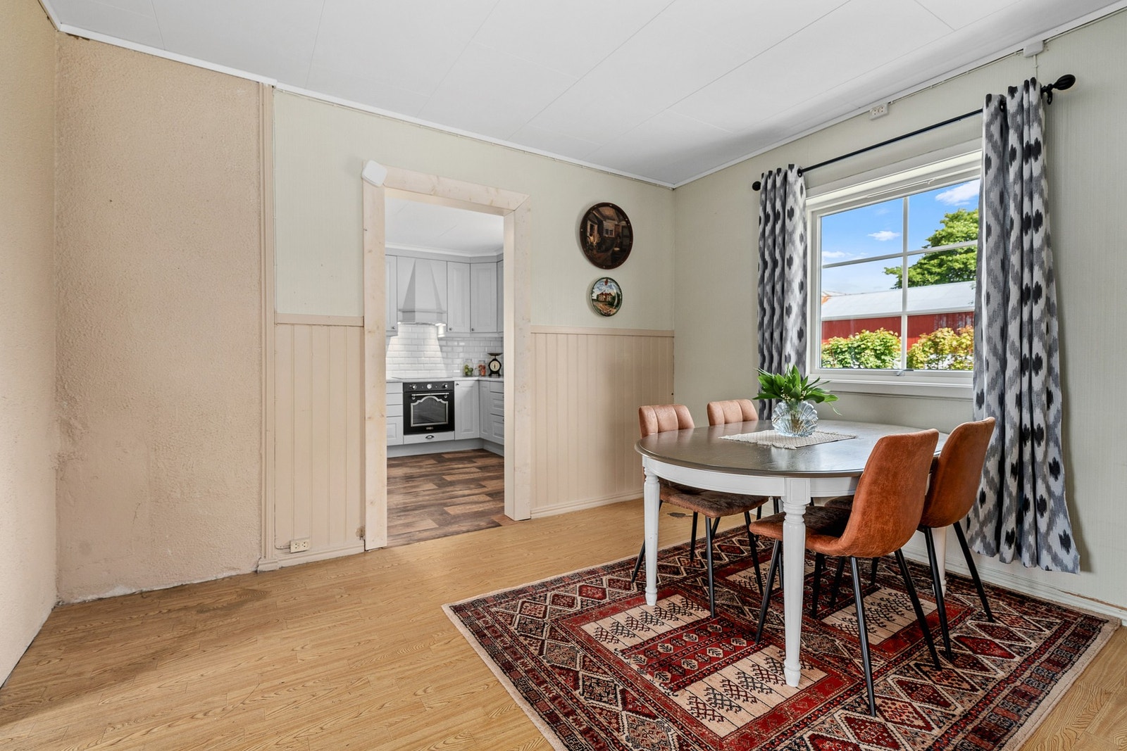 Spisestue med inngang til kjøkken. Galleribilde
