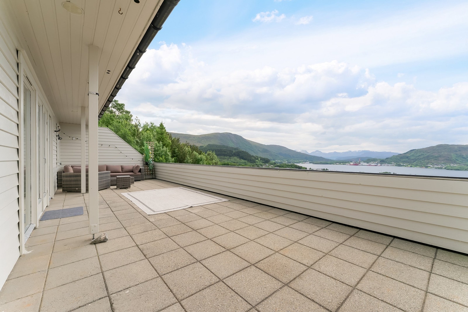 Stor og delvis overbygget veranda. Galleribilde
