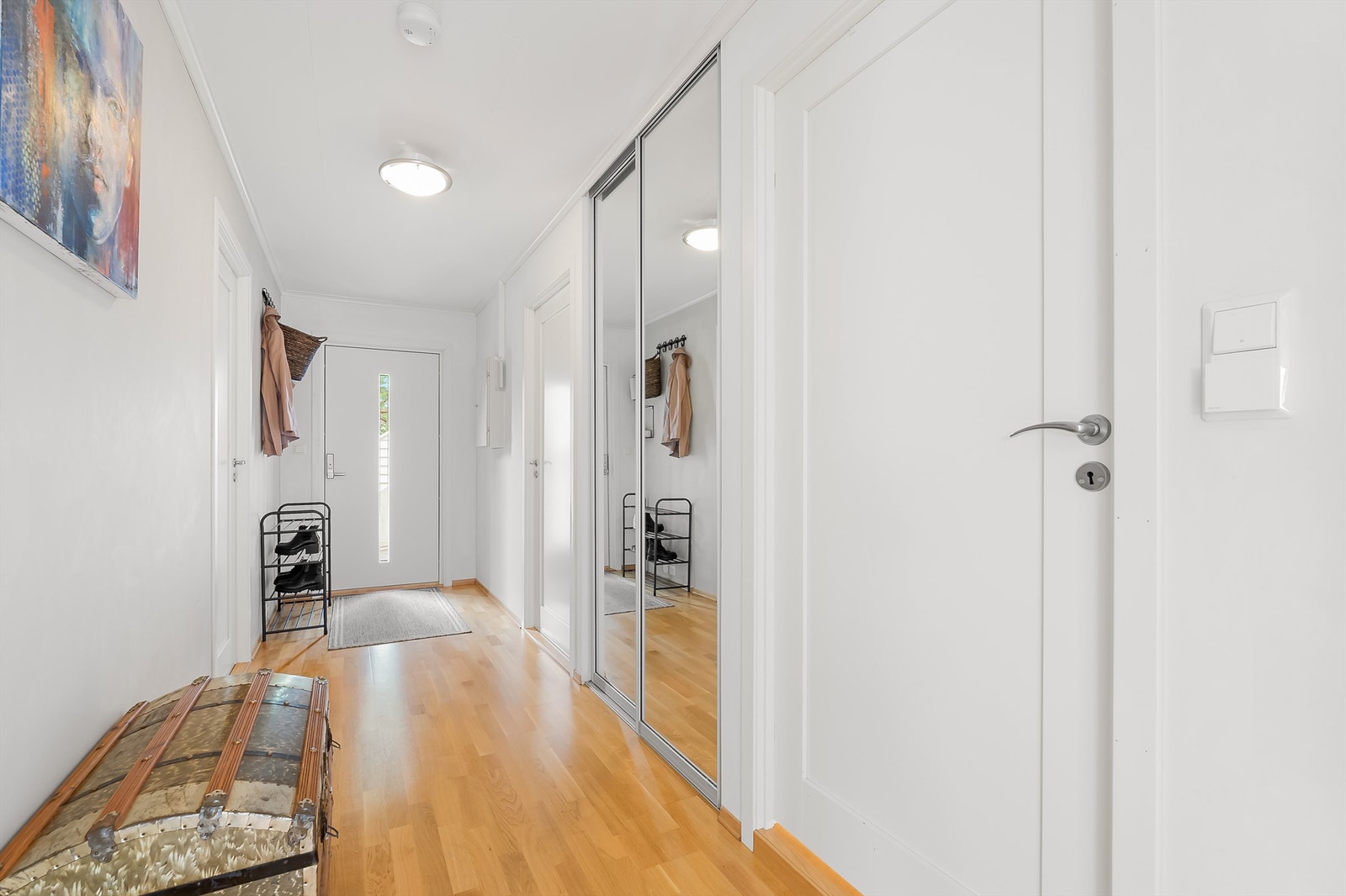 Velkommen inn! Gang med skyvedørsgarderobe. Galleribilde