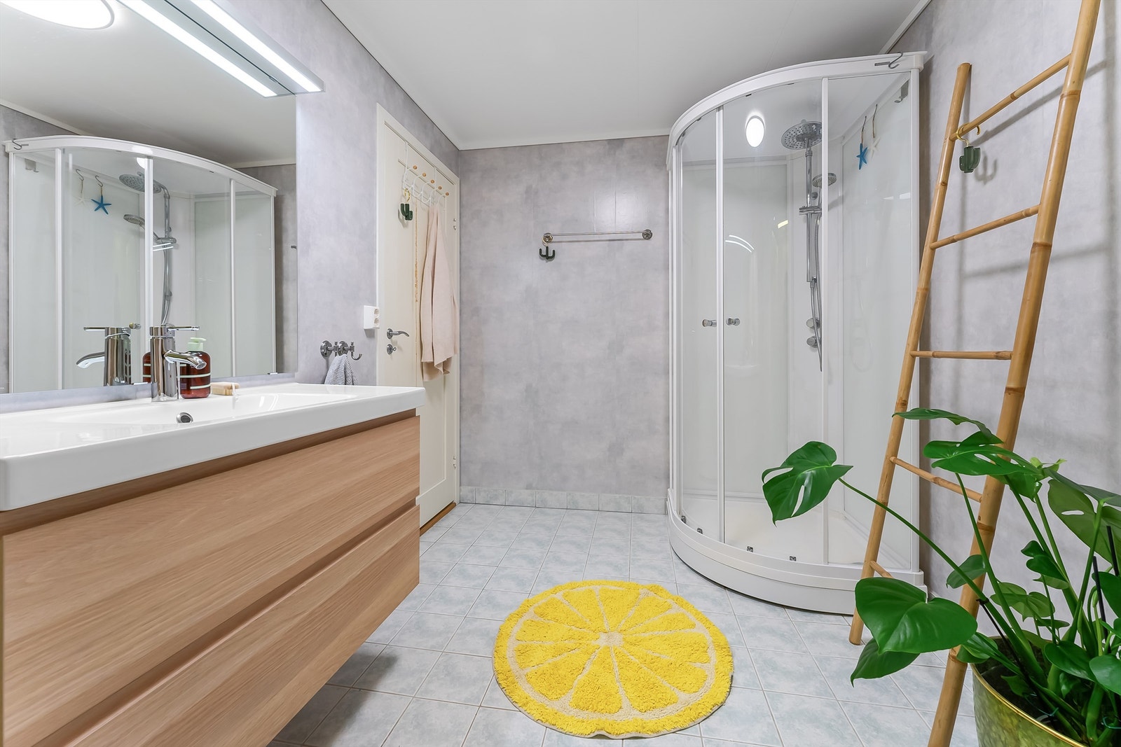 Badet har flislagt gulv med elektriske varmekabler. Galleribilde