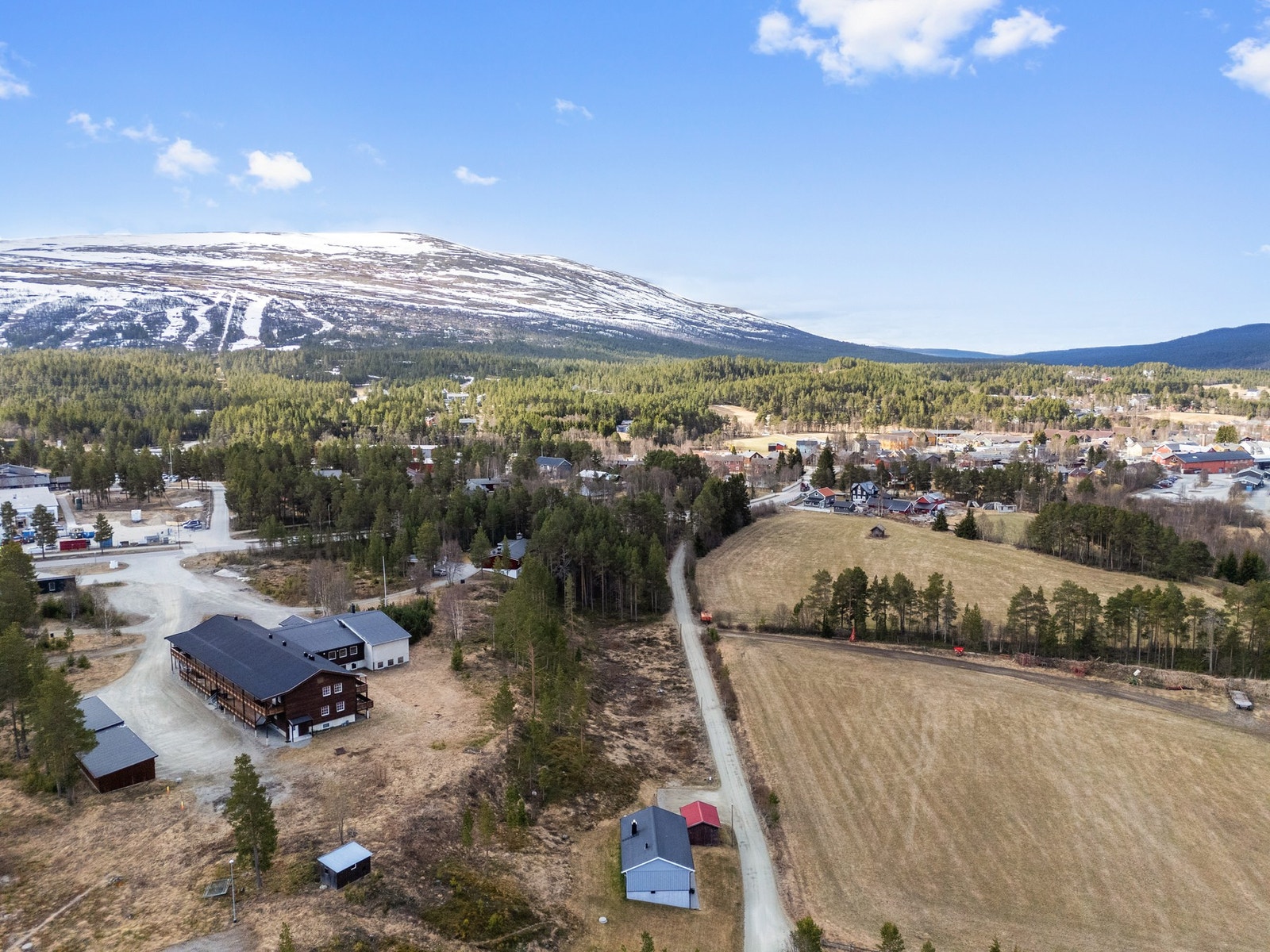 Eneboligen ligger nært Os sentrum, som tilbyr servicefunksjoner og kollektivtransport, samt kort vei til Røros. Galleribilde