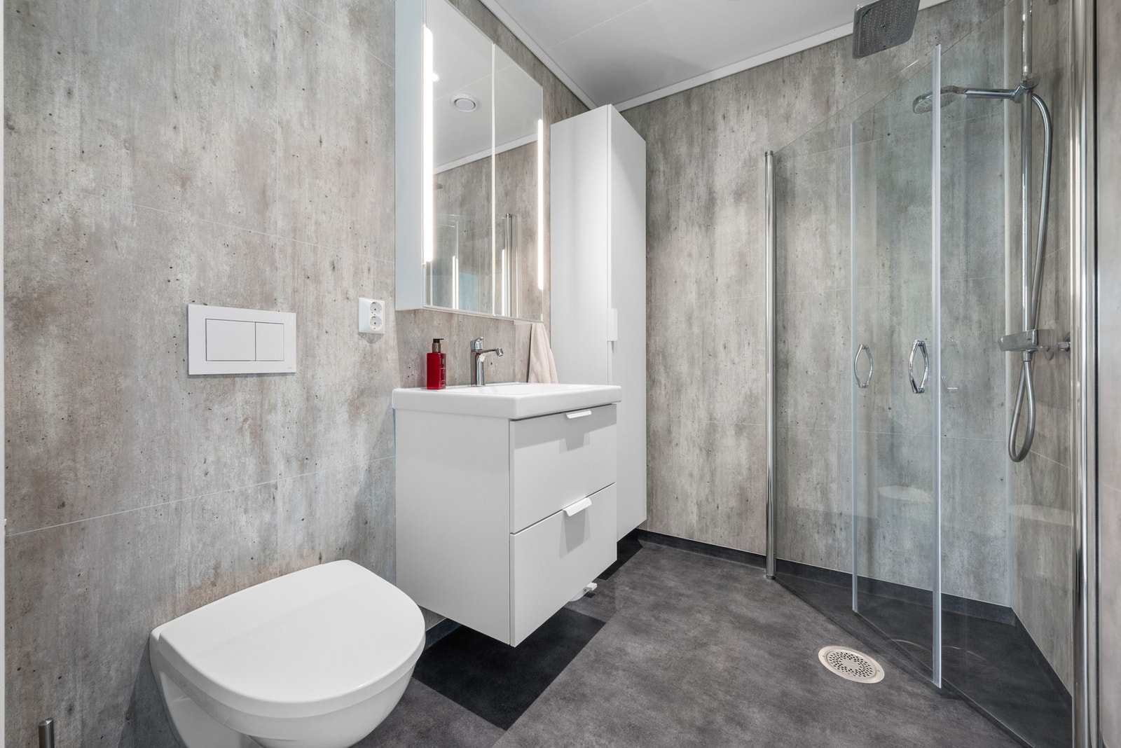 Badet ble totalrenovert i 2021 og er på 3,7m². Galleribilde