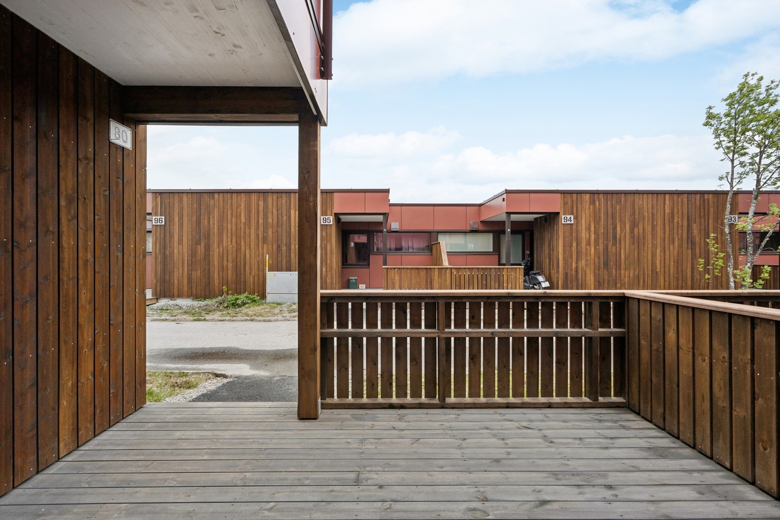 Fra underetasjen er det utgang til en overbygd veranda ved inngangspartiet. Galleribilde