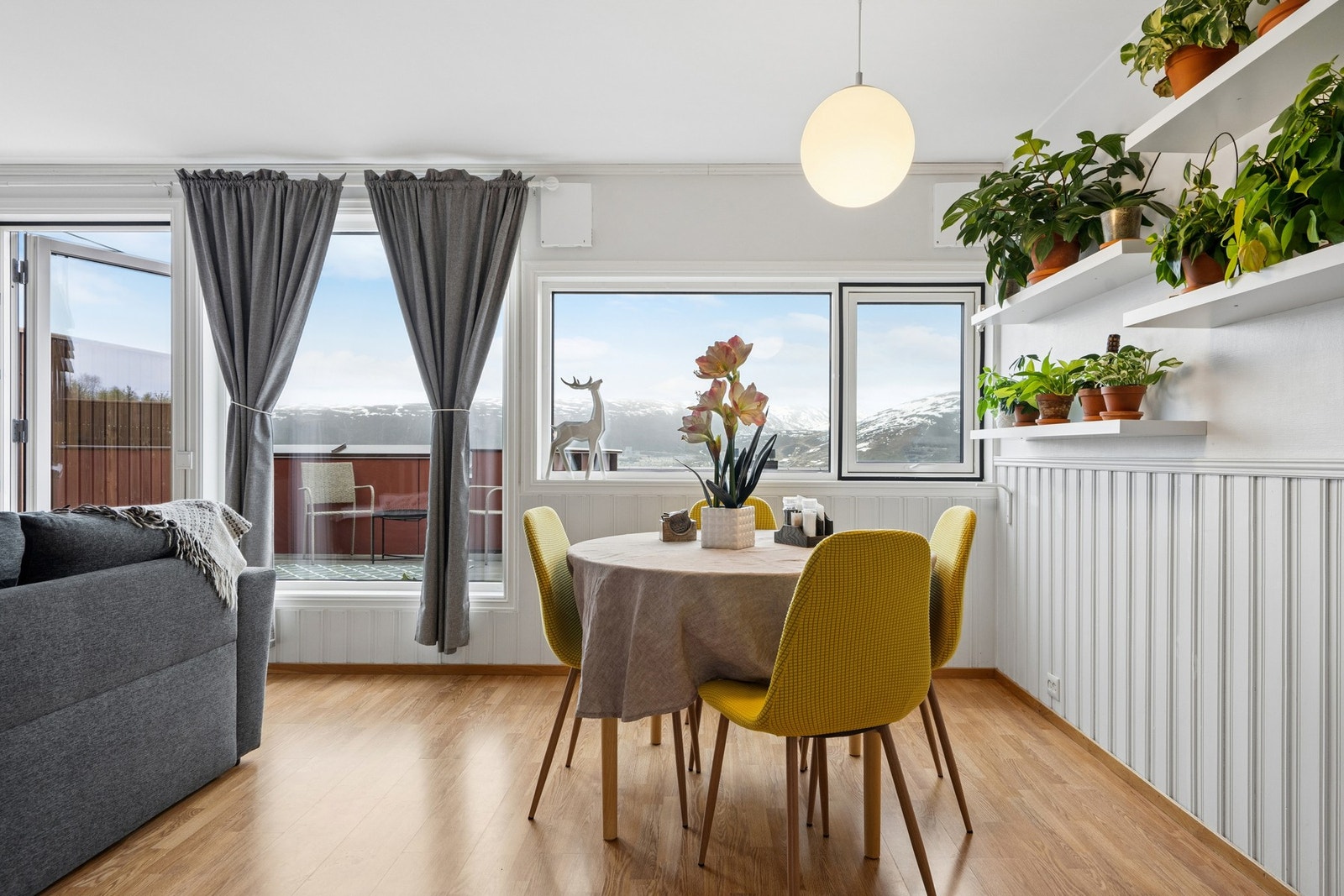 Det er god plass til en egen spiseplass i tilknytning til både stue og kjøkken. Galleribilde