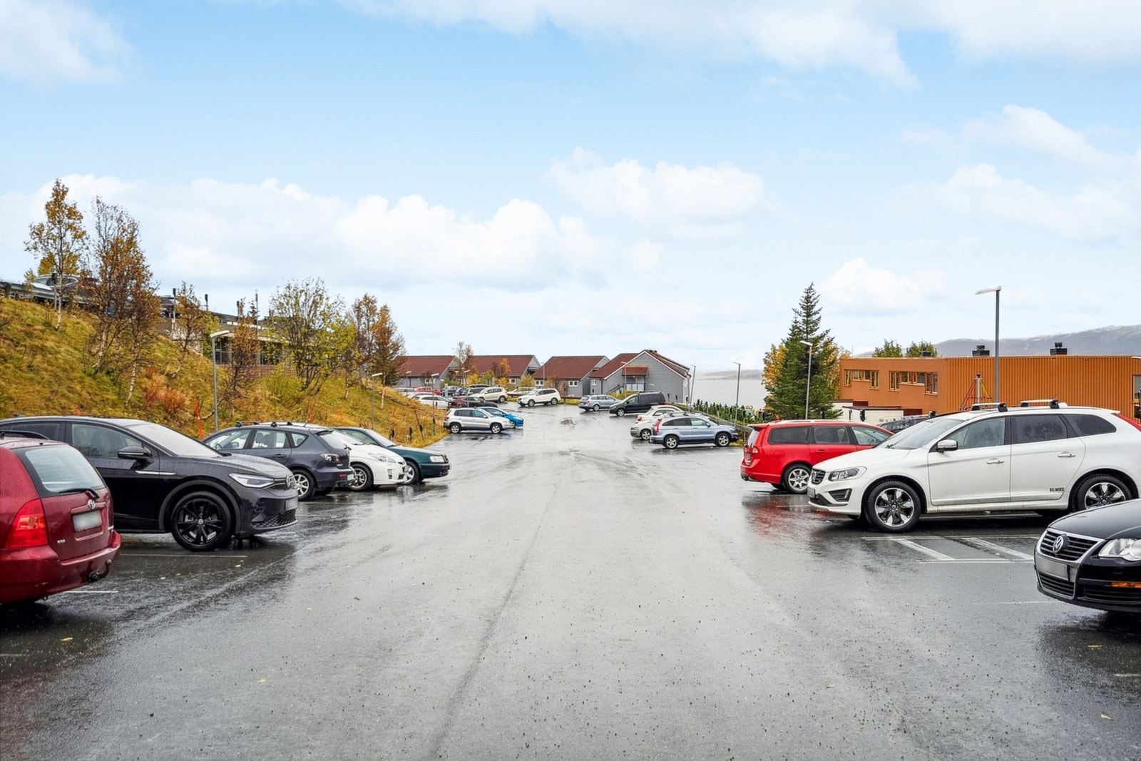 Det er gode parkeringsmuligheter på felles parkeringsplass for beboerne. Galleribilde