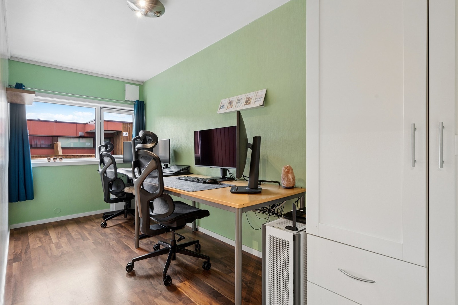 Det andre soverommet, benevnt som kontor på plantegningen, egner seg godt som arbeidsrom eller gjesterom. Galleribilde