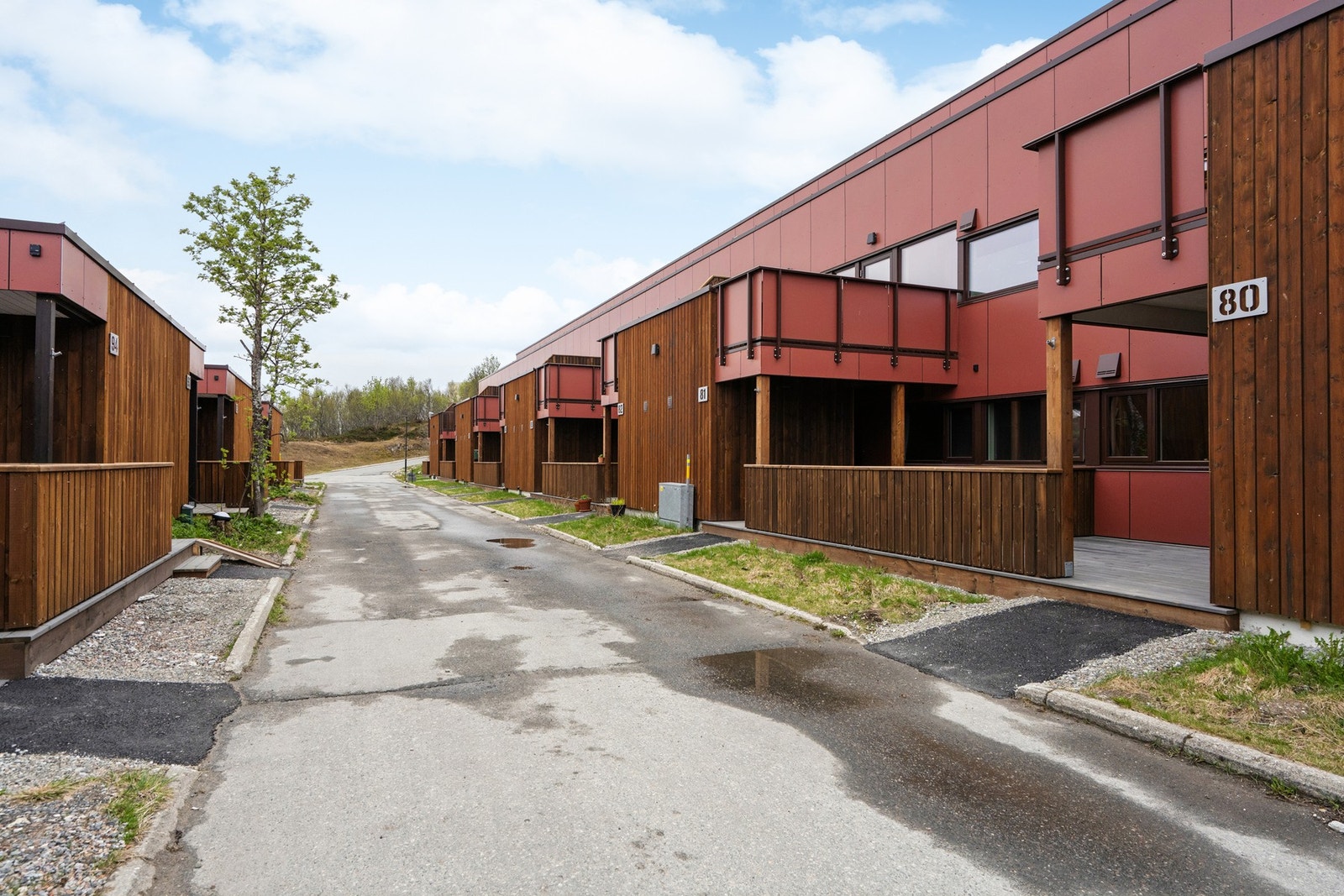 Boligen er en del av et etablert og barnevennlig boligområde. Galleribilde