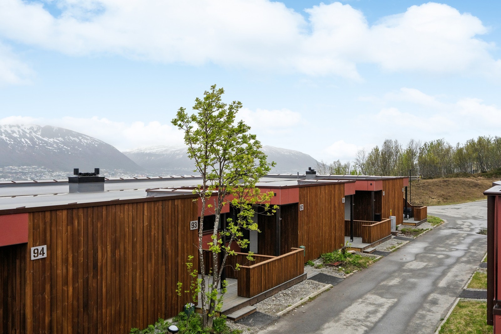 Fra eiendommen er det utsikt mot fjellene og omkringliggende natur. Galleribilde