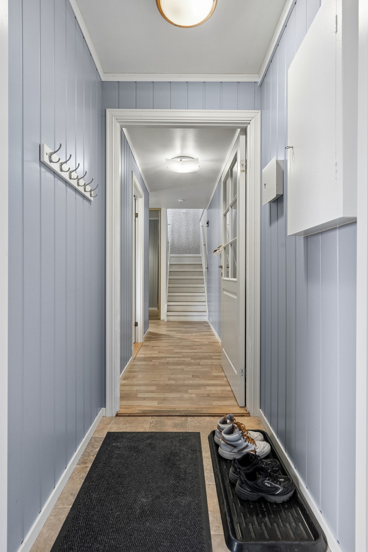 Entré med plass til å henge fra seg yttertøy og sette fra seg sko. Galleribilde