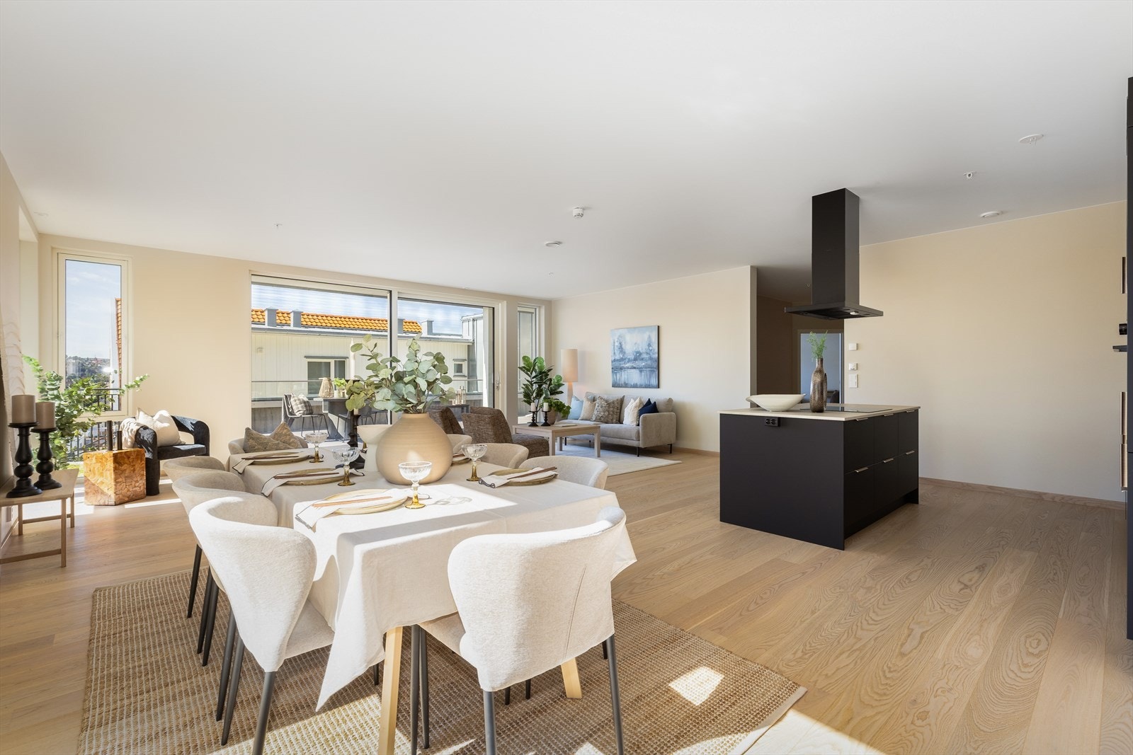 Lekker leilighet med en umiddelbar følelse av romslighet og gjennomgående god standard. To biloppstillingsplasser på garasjeplass -
IN ordning! Galleribilde