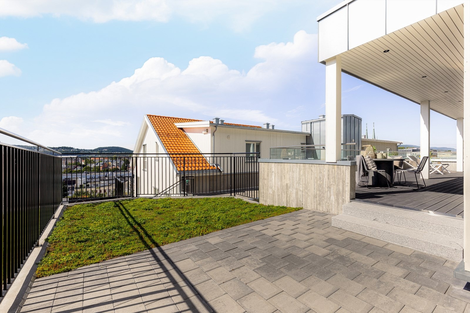 Terrassen har gode soner med plass til diverse utemøbler, og i tillegg er det en nydelig uteplass mot syd med utsikt ned mot vannspeilet i Skienselva. Galleribilde
