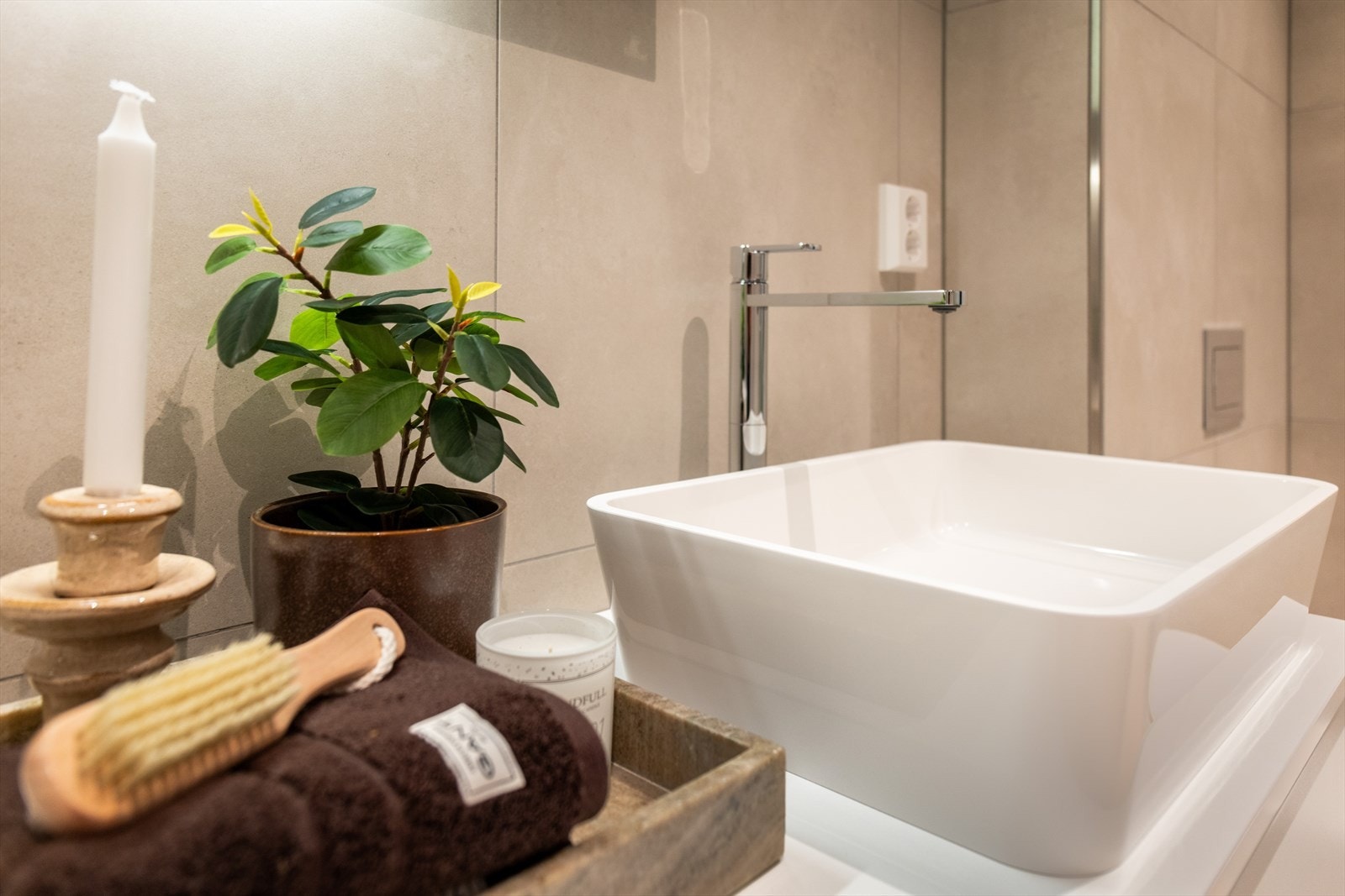 Hovedbadet har innredning med to toppmonterte servanter og speil med integrert belysning. Begge bada er innredet med dusjnisje med glassvegger og veggmontert toalett. Galleribilde