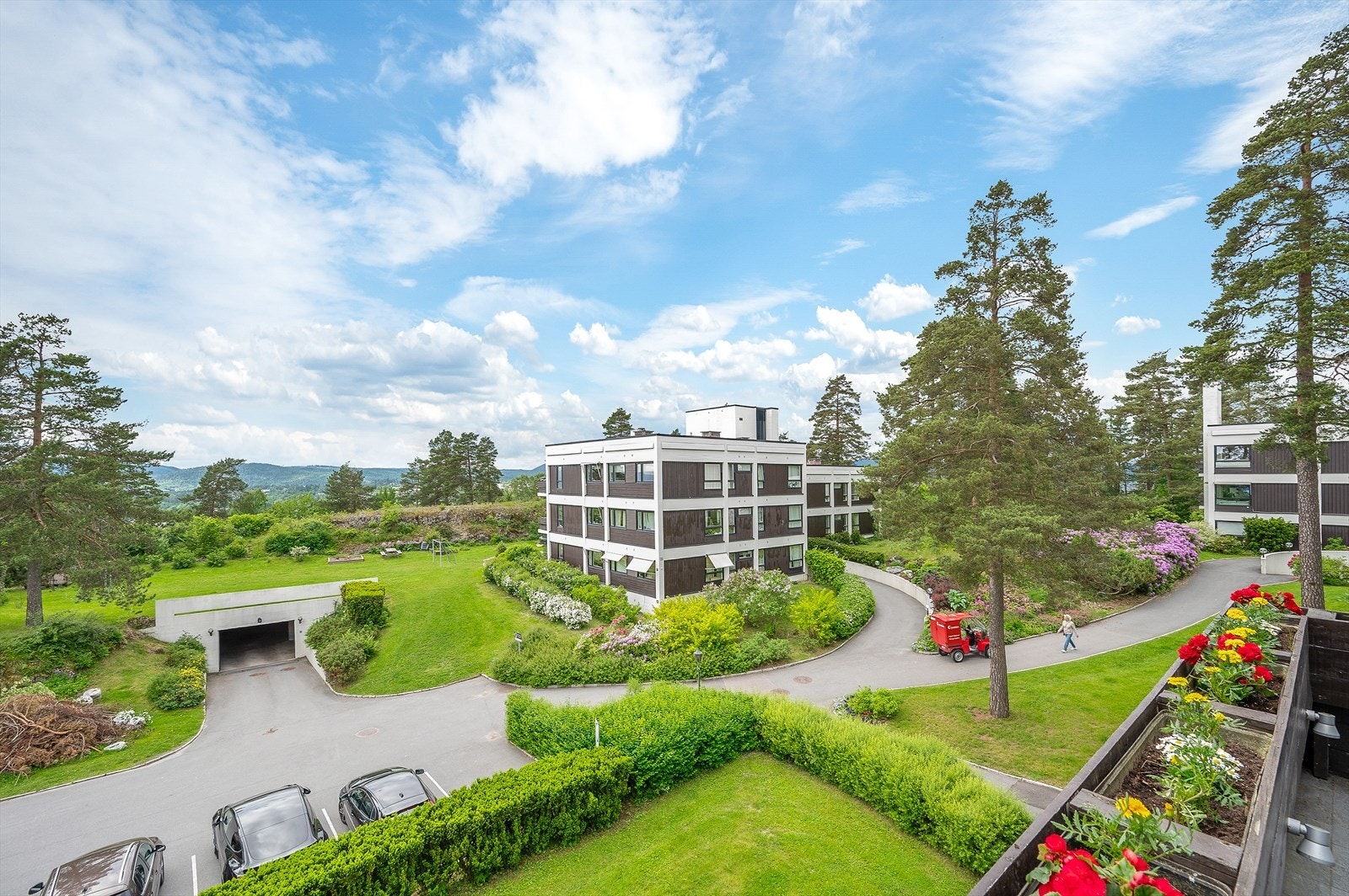 Pent opparbeidet nærområde med beplanting og flott utsikt mot Bærum fra balkongen. Galleribilde