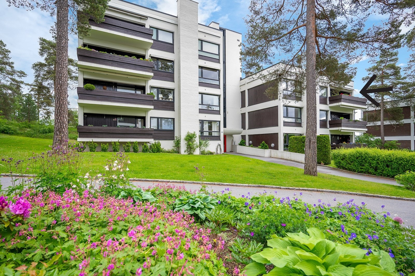 Veletablert boligområde kjent for sine grønne omgivelser, rolige atmosfære og familievennlige preg. Galleribilde