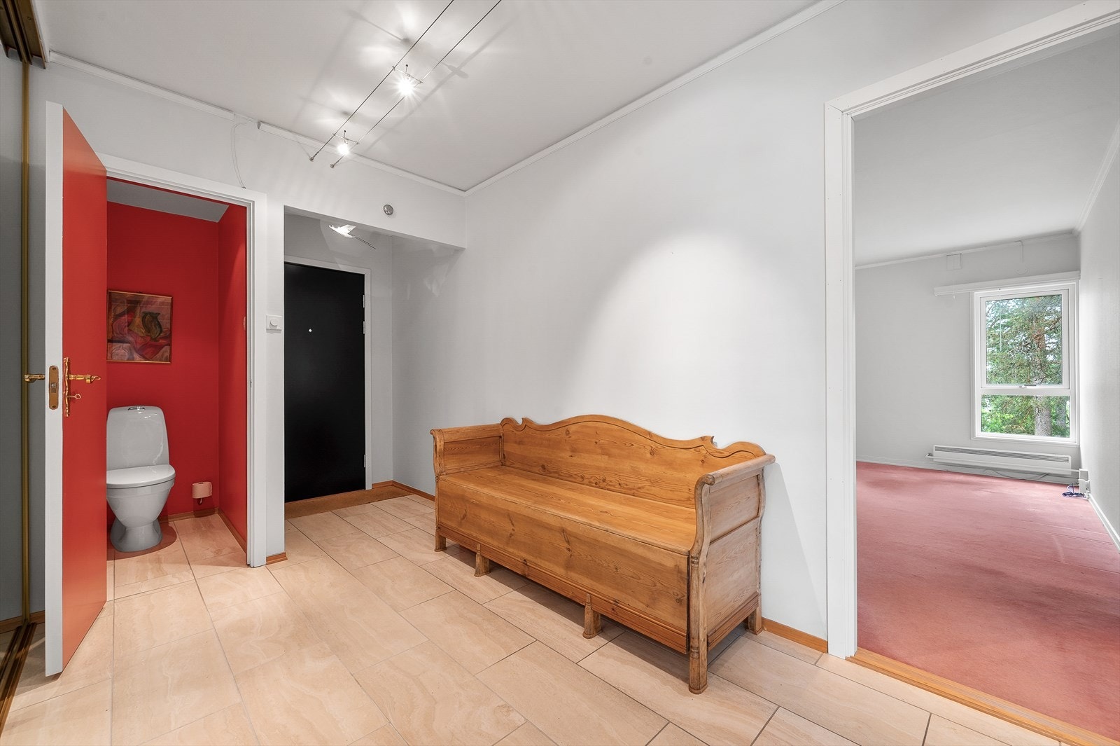 Stor entré med separat toalett og gode oppbevaringsmuligheter. Galleribilde