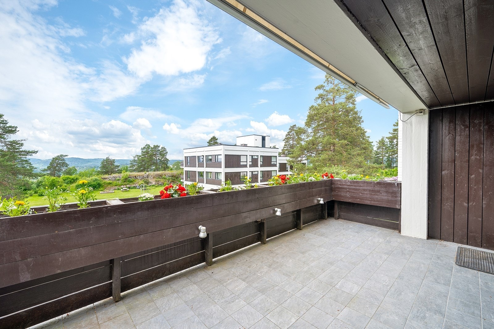 Balkongen er skjermet for innsyn og tilbyr muligheten for avslappende opphold og sosiale sammenkomster i solrike omgivelser. Galleribilde
