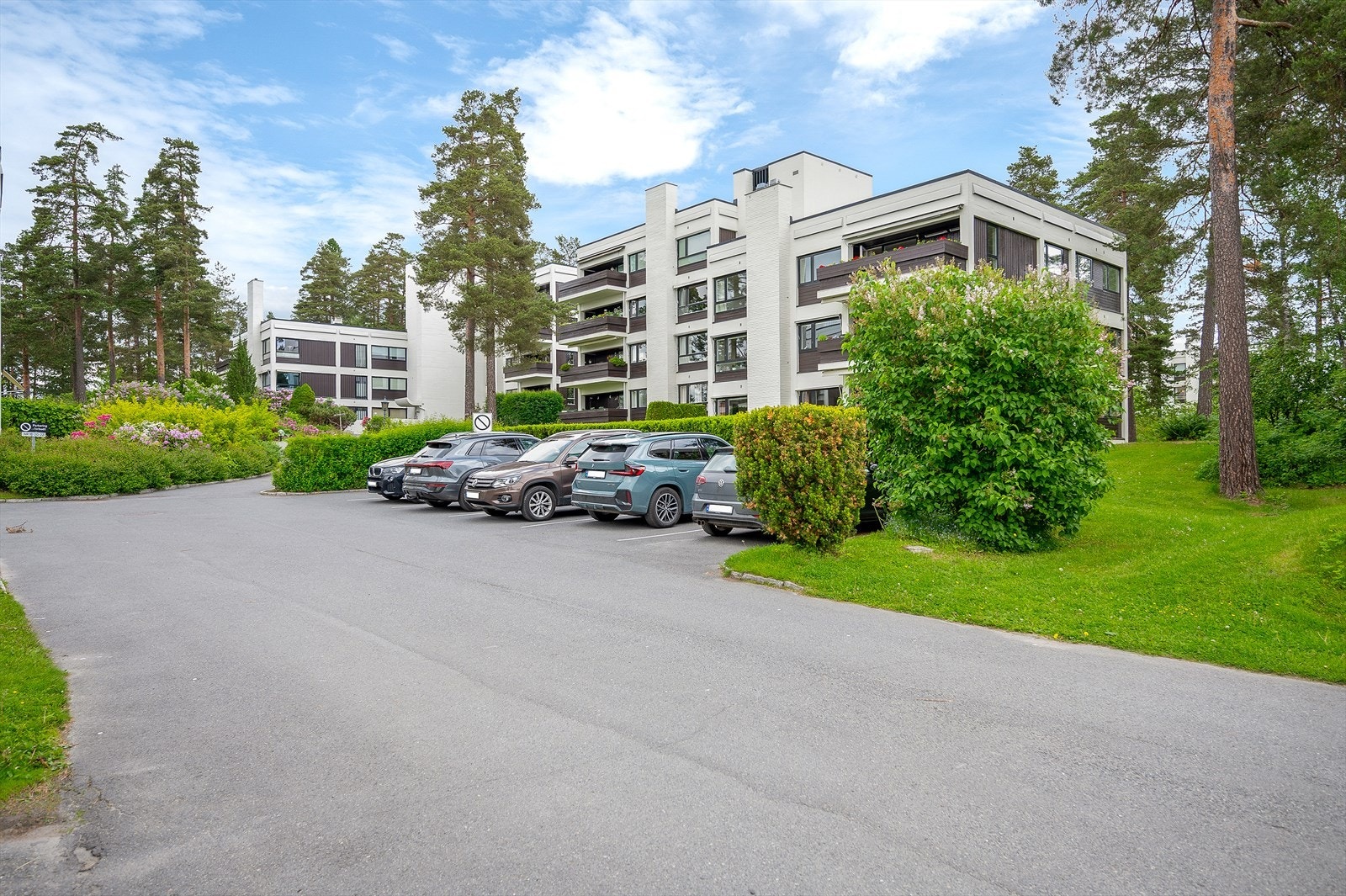 Med boligen følger to garasjeplasser merket nr. 27 og 28. Ellers rikelig med gjesteparkering på området. Galleribilde