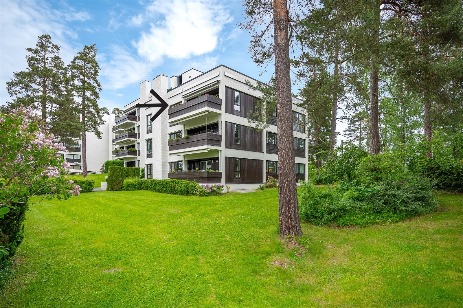 Fantastisk nærområde med store grøntarealer som omkranser bebyggelsen. Galleribilde