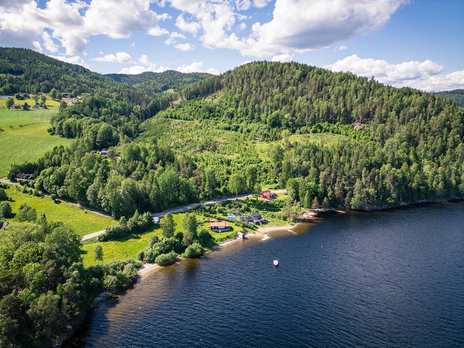 Fin naturtomt på ca. 976 kvm med flott utsikt mot Holsfjorden.
Foto: Stine Prøitz Jørgensen Galleribilde