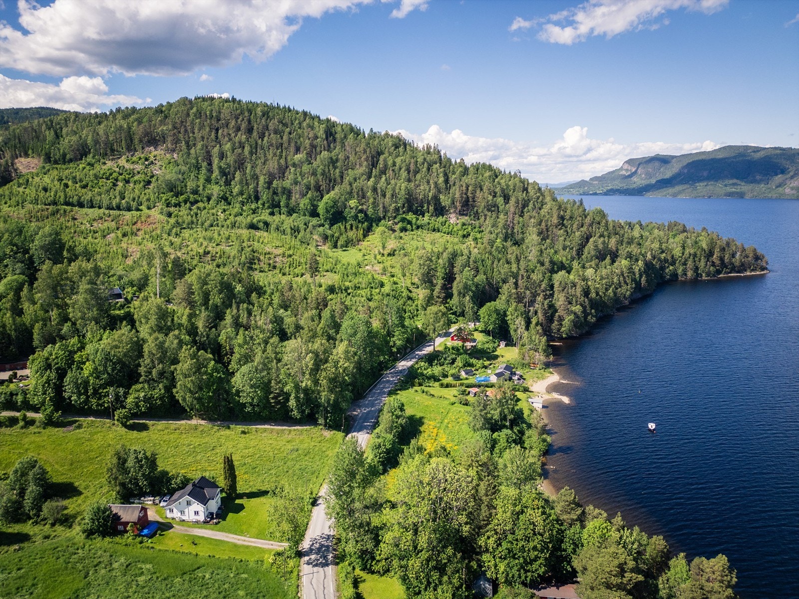 Det er flotte naturskjønne og landlige omgivelser rundt tomten. Galleribilde