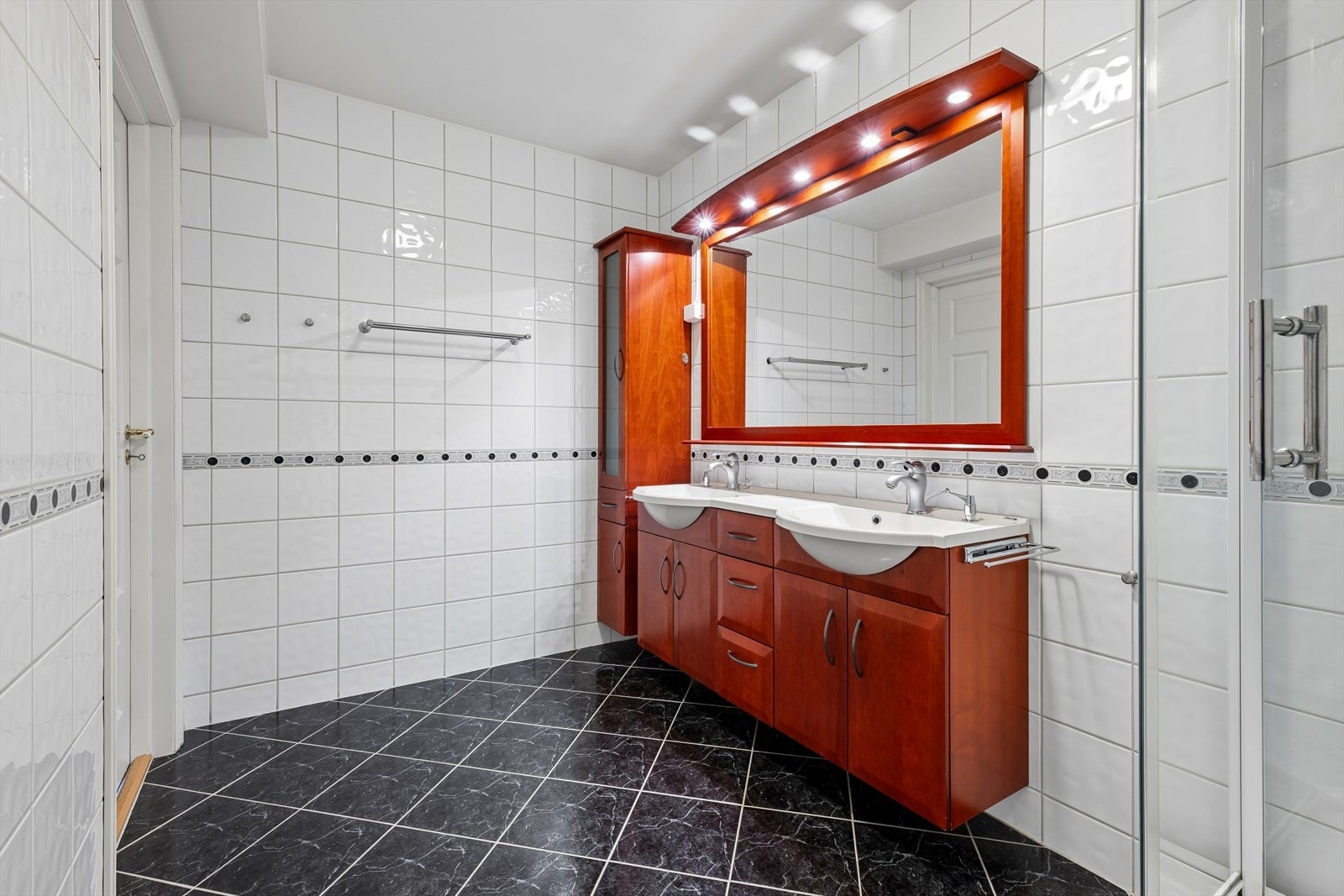 Romslig baderom, praktisk med to servanter. Galleribilde