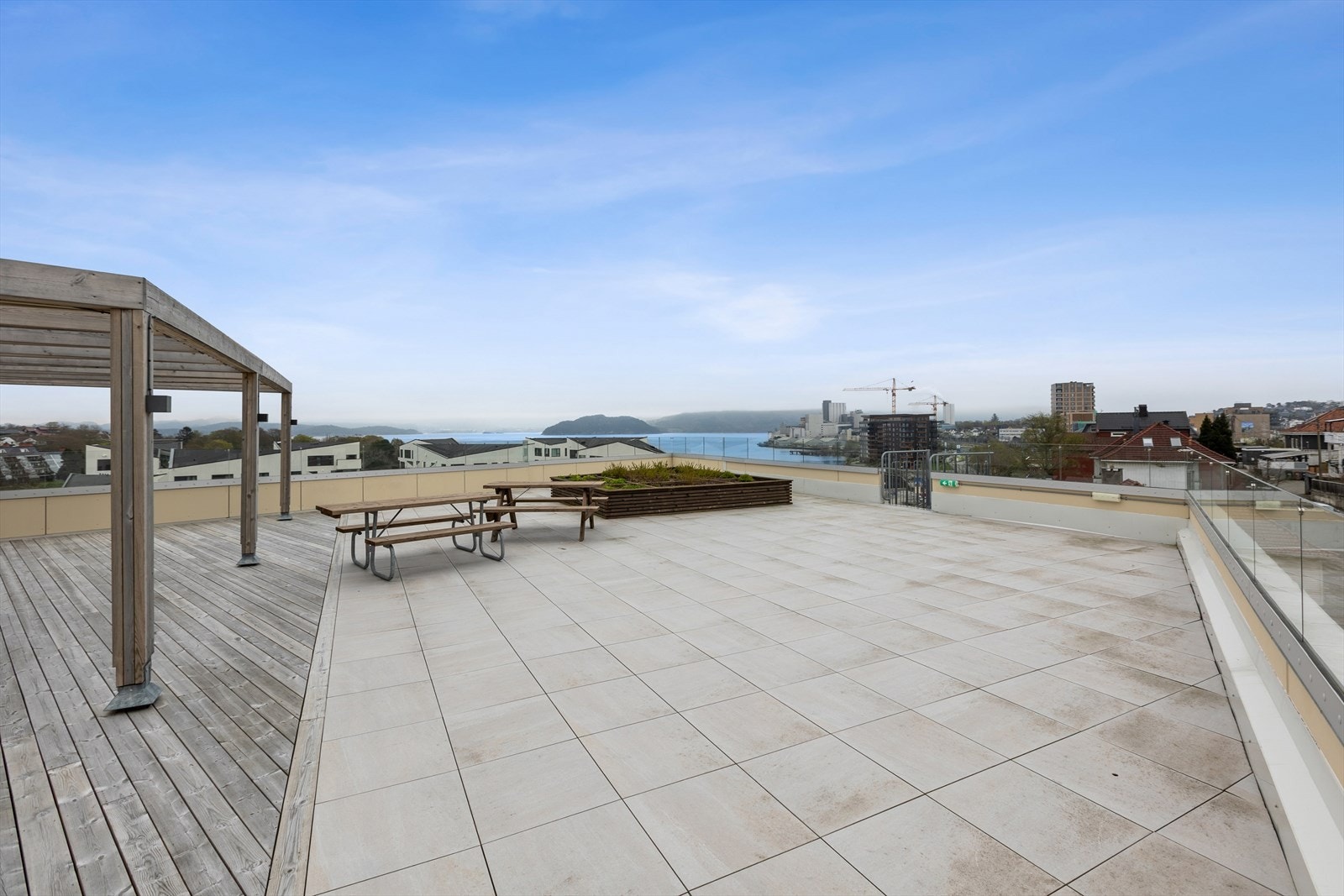Som beboer i sameiet har du tilgang til en stor, felles takterrasse med gode solforhold og flott utsikt. Galleribilde