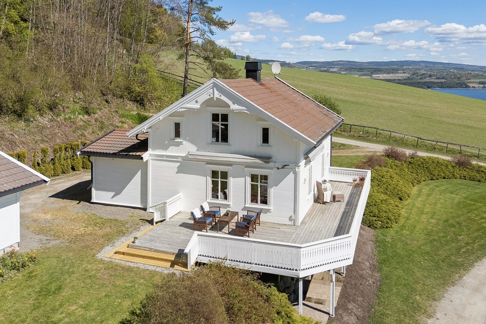 Fra den store terrassen har du en upåklagelig utsikt over Mjøsa og det omkringliggende kulturlandskapet. Galleribilde