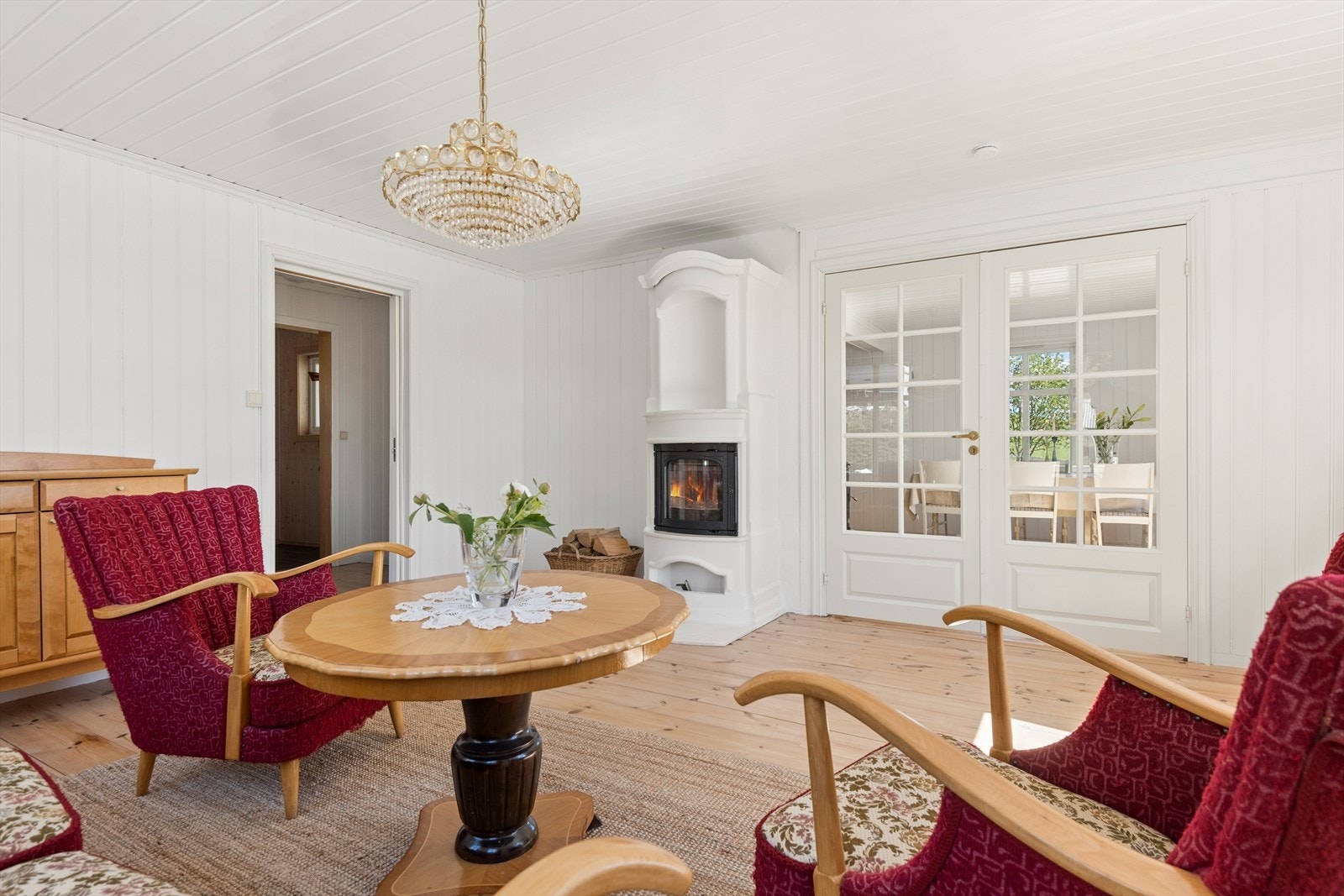Første etasje inneholder to stuer som ligger i god tilknytning til hverandre. Galleribilde