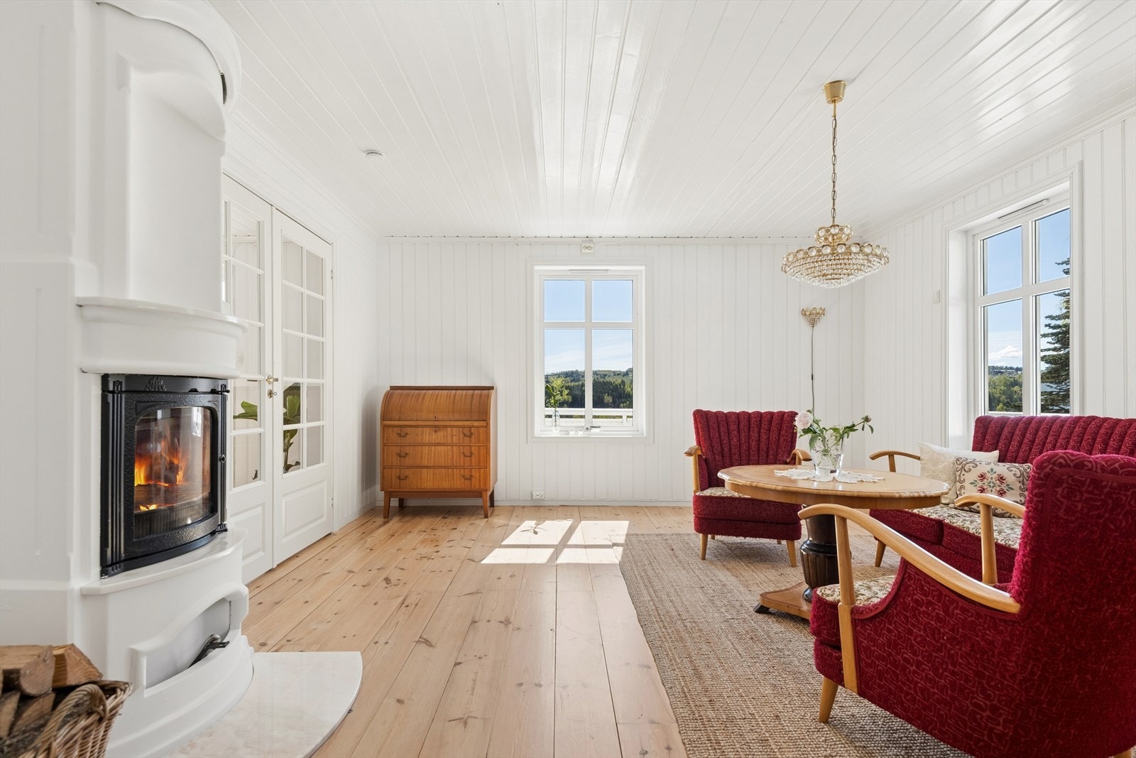 Gjennomgående furugulv og malt trepanel på veggene gir en lys og klassisk karakter til rommene i første etasje. Galleribilde