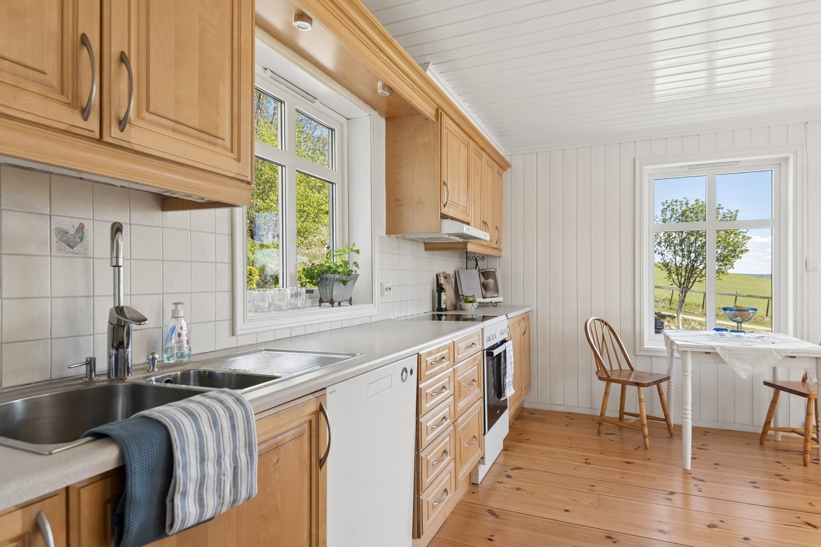 Innredningen har profilerte fronter og laminat benkeplate, og det er plass til et lite frokostbord ved vinduet. Galleribilde