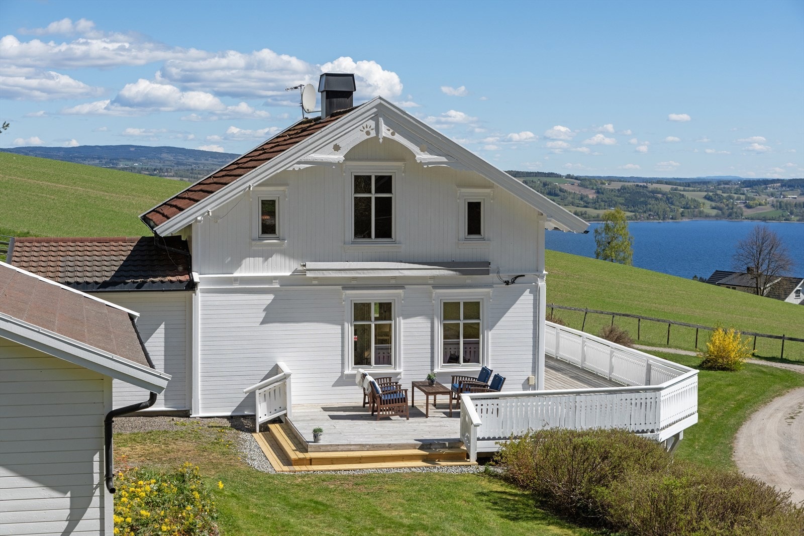 Fra stuen er det utgang til en stor veranda hvor utsikten over Mjøsa virkelig kommer til sin rett. Galleribilde