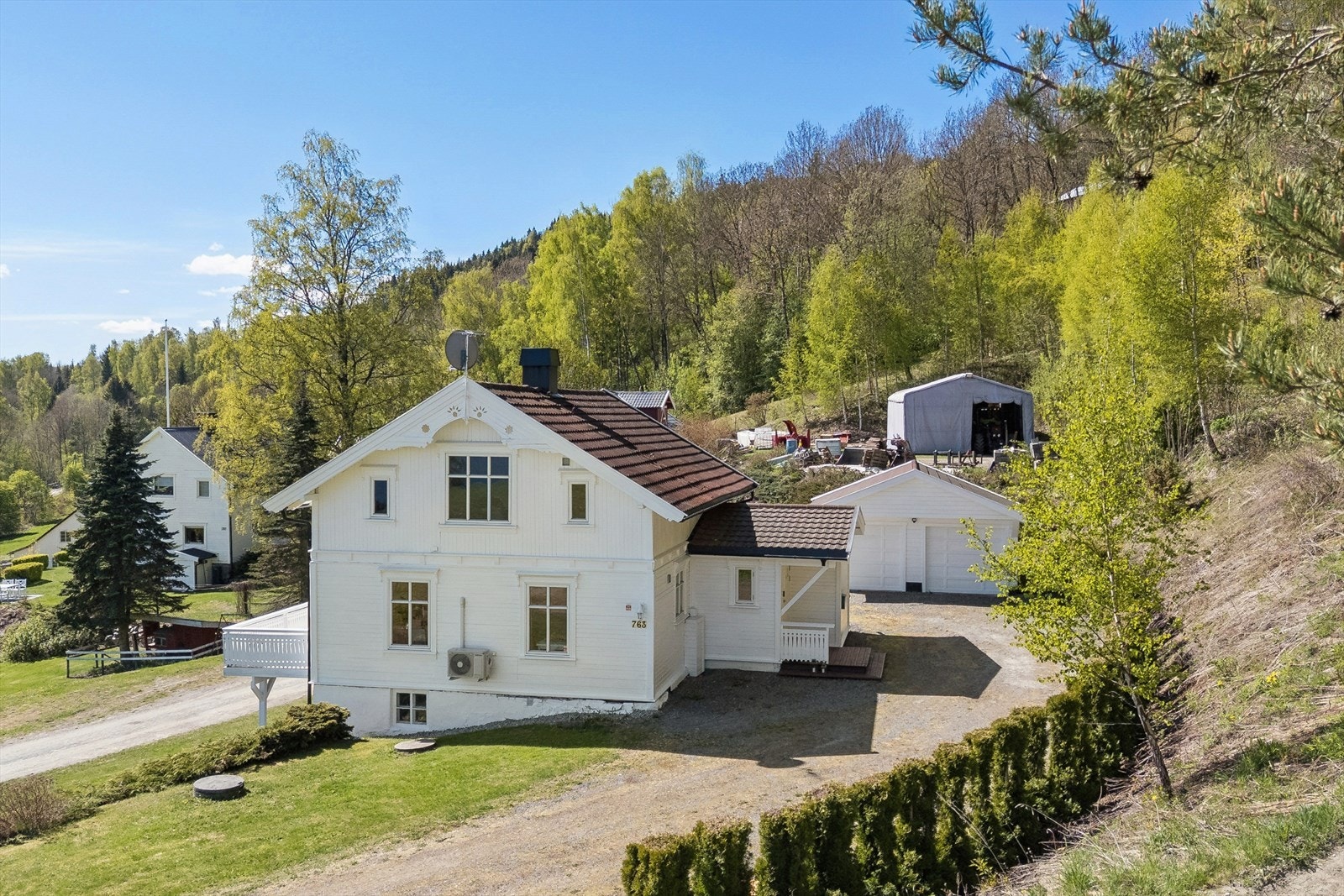 Enebolig med herskapelig preg, opprinnelig fra 1909, med en frittstående dobbelgarasje fra 2002. Galleribilde