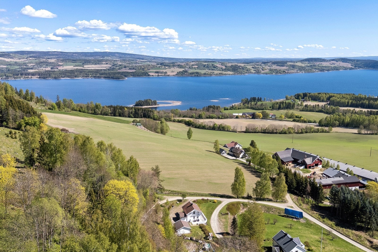 Beliggenheten på Nes byr på landlig ro, samtidig som det er kort vei til servicetilbud i Brumunddal. Galleribilde