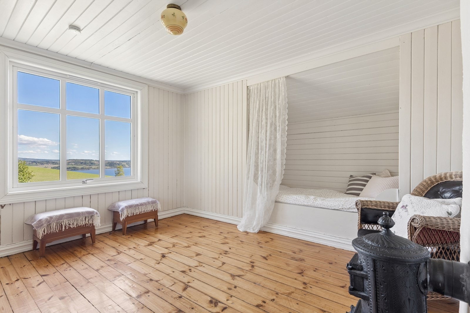 Det ene soverommet har en sjarmerende, plassbygget alkove og en fantastisk utsikt mot Mjøsa. Galleribilde