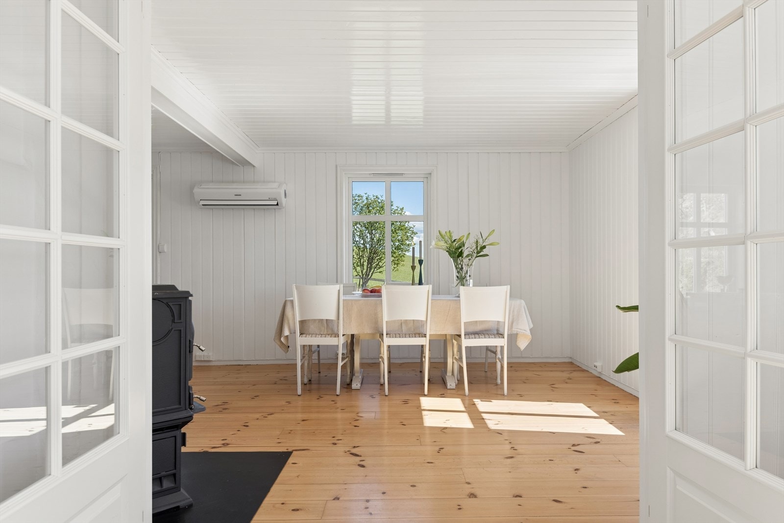 Spisestuen har plass til langbord og er utstyrt med en varmepumpe fra 2019. Galleribilde