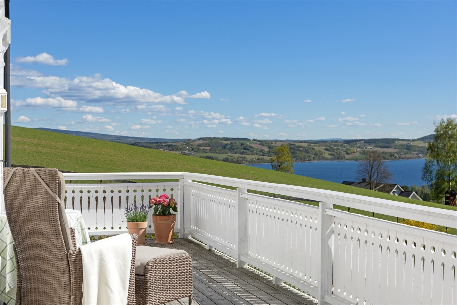 Her kan lange sommerdager nytes med vidstrakt utsikt over Mjøsa. Galleribilde