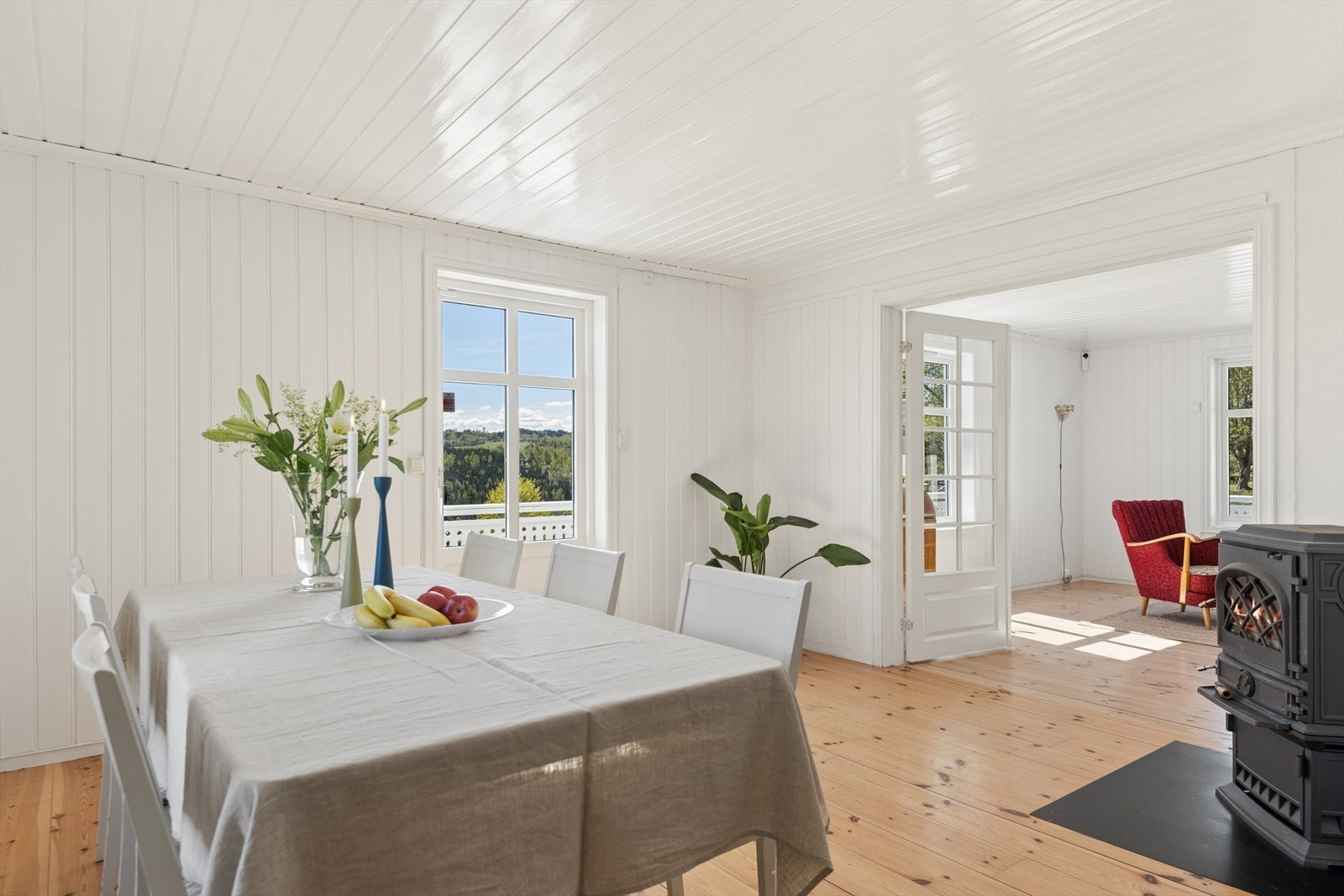 En terrassedør fra spisestuen åpner opp mot en stor veranda. Galleribilde