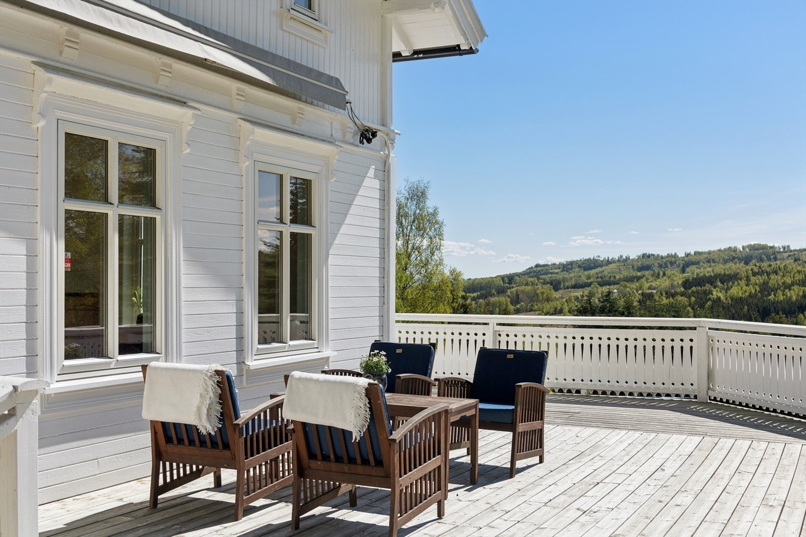 Den store verandaen har rikelig med plass for både hagemøblement og grill. Galleribilde