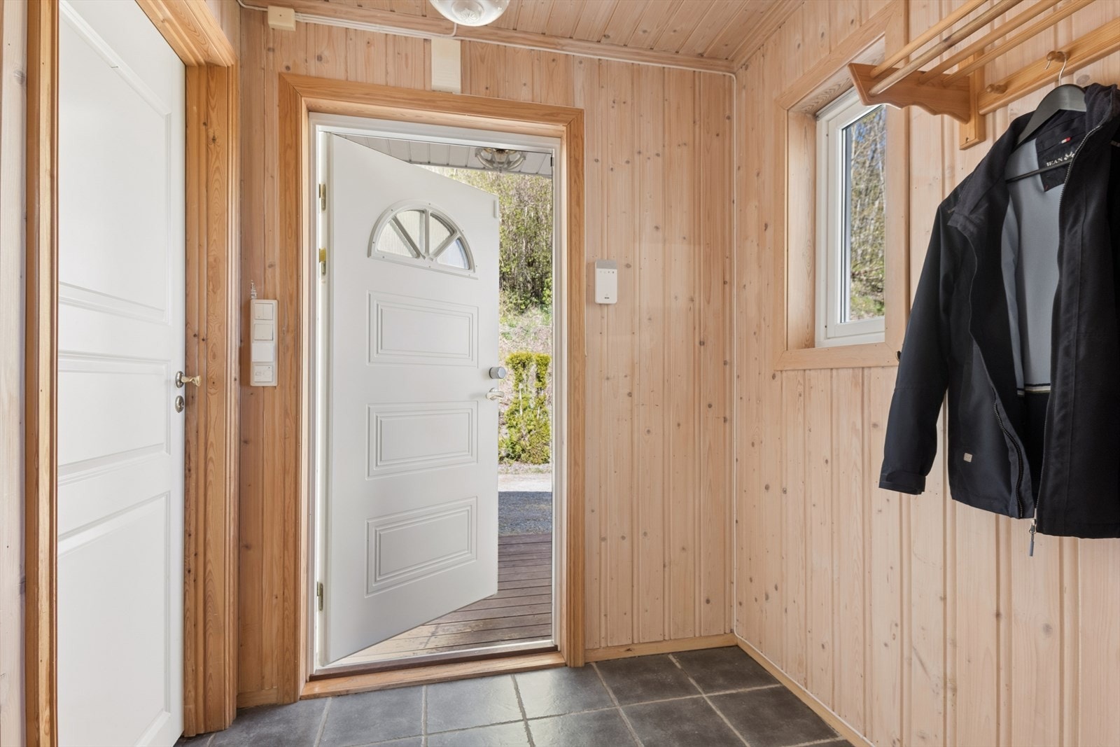 Inngangspartiet er en del av et tilbygg fra 2000, som også inneholder badet. Galleribilde