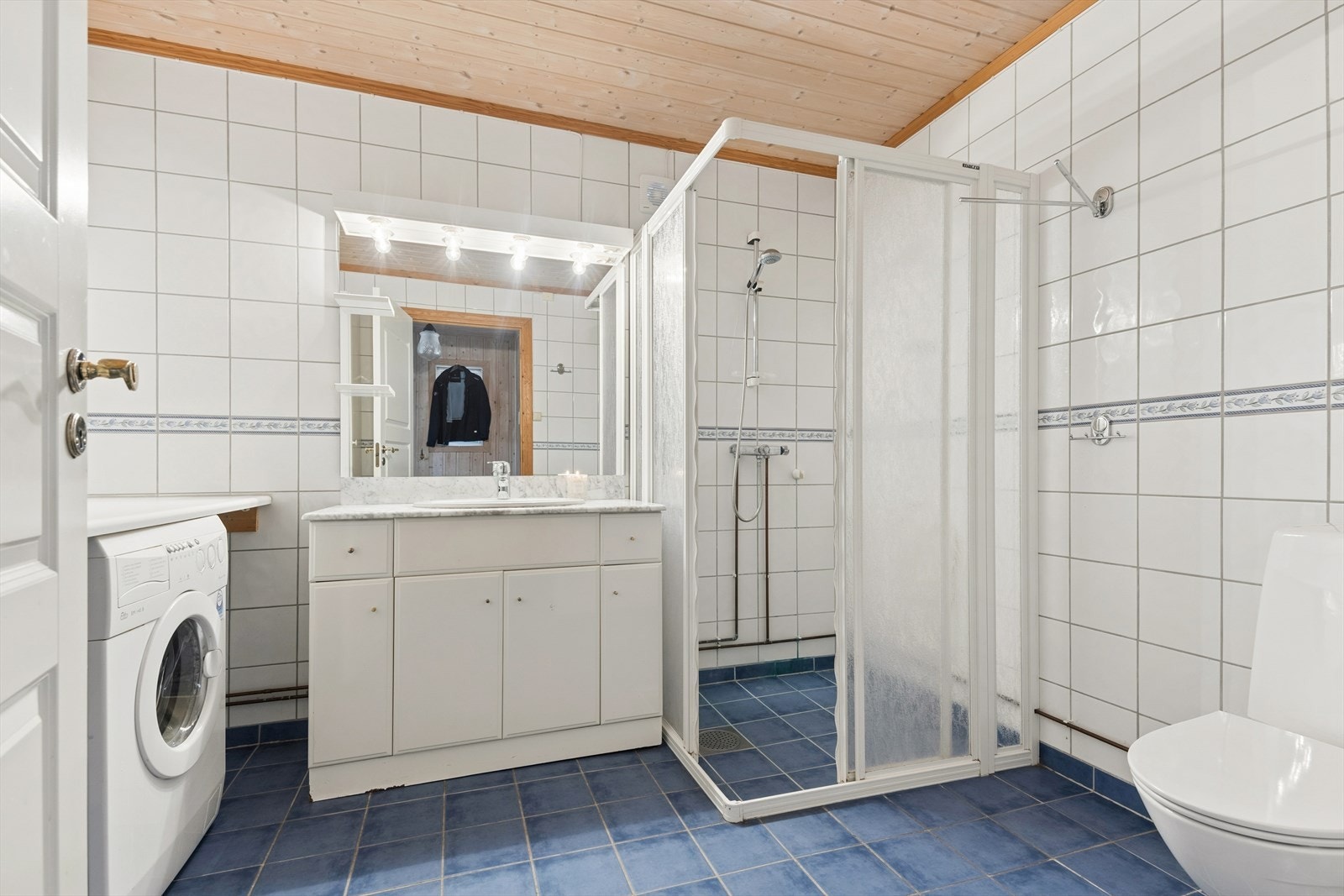 Badet i første etasje er en del av tilbygget fra 2000. Rommet har flislagt gulv med elektriske varmekabler. Galleribilde