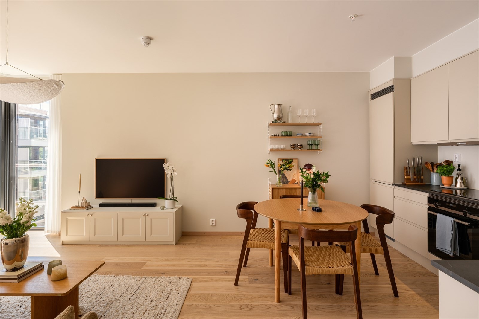 God plass til spisebord for hyggelige middagsselskaper. Galleribilde