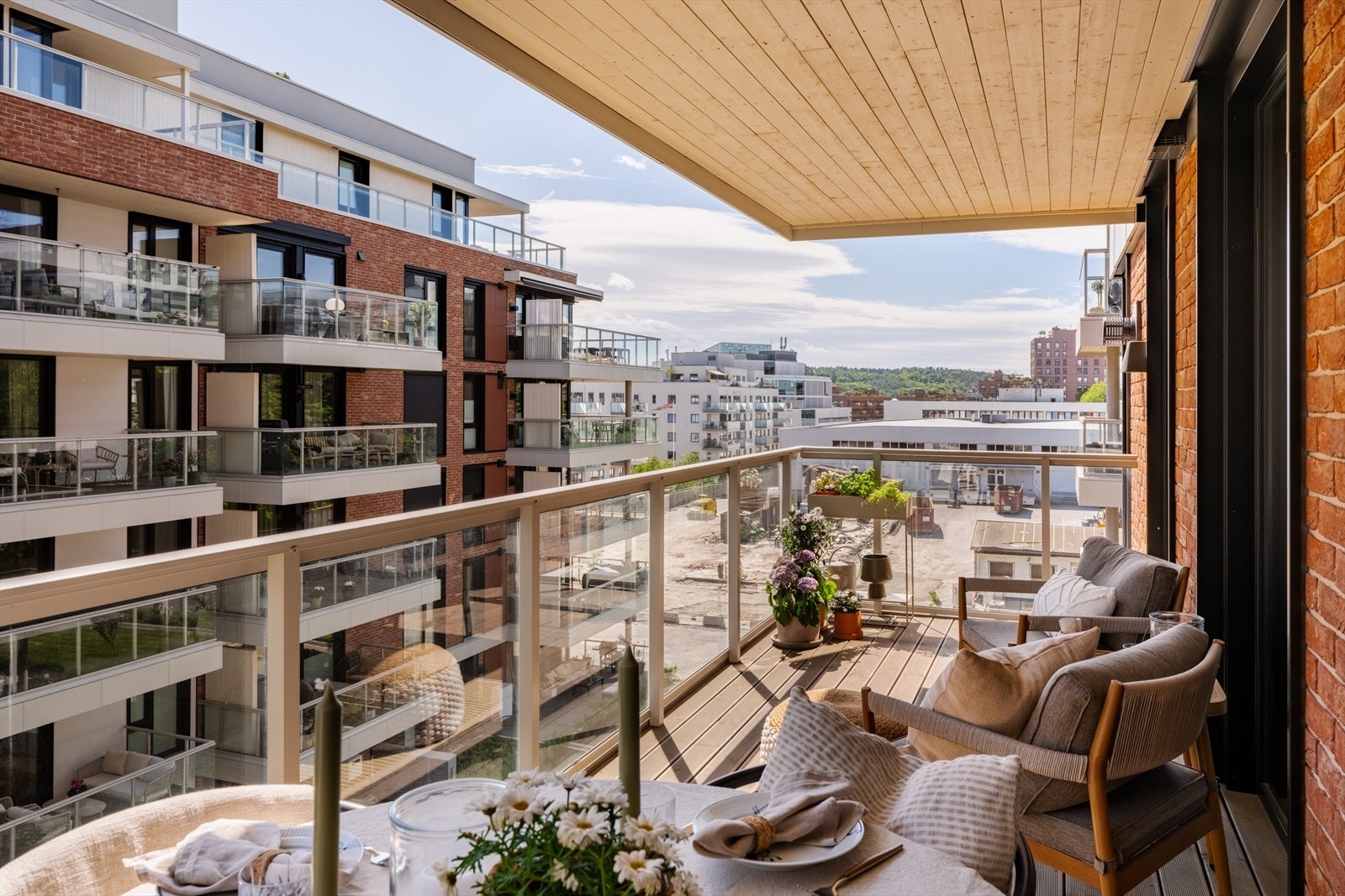 Balkongen er utstyrt med både belysning og stikkontakt, og den flotte treplattingen skaper en varm og innbydende uteplass med høy trivselsfaktor. Galleribilde