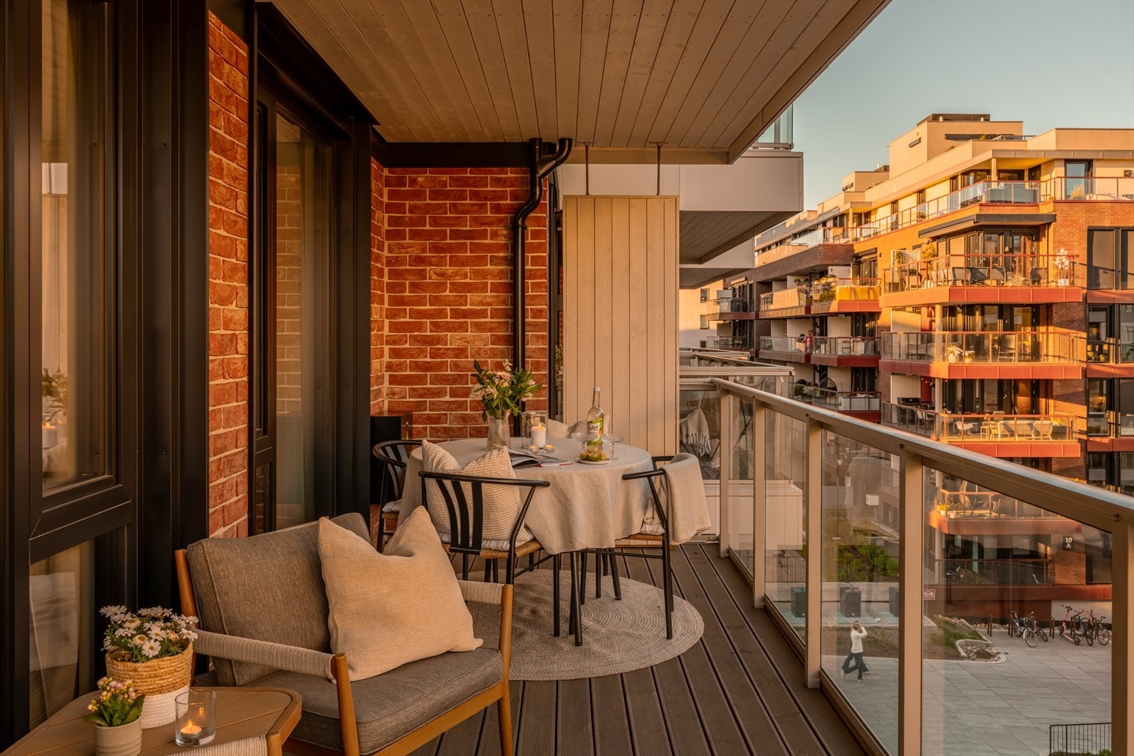 Her er det god plass til spisegruppe, lounge-møbler, grill og frodig beplantning - en perfekt forlengelse av oppholdsrommet i sommerhalvåret. Galleribilde