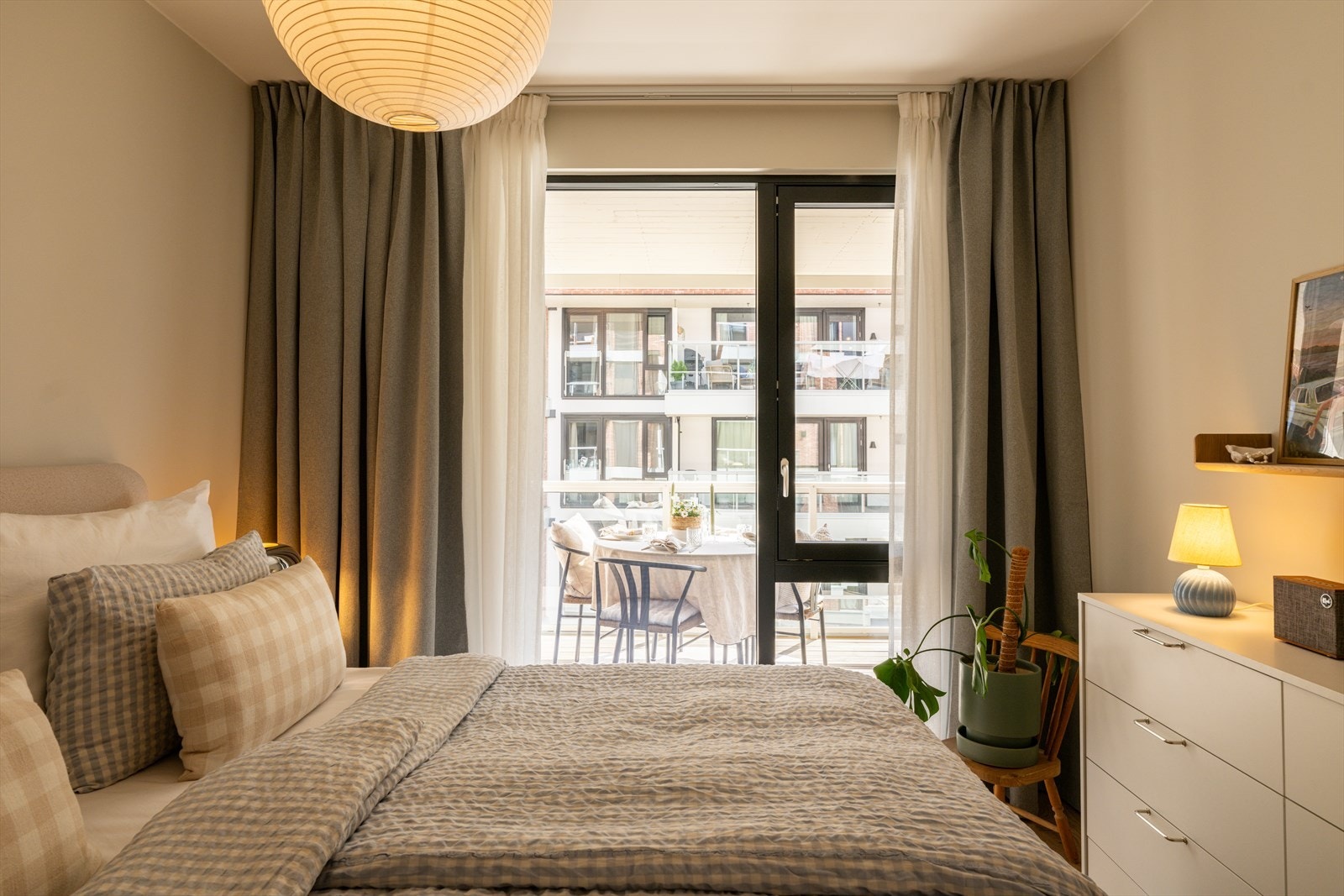For en eksklusiv hotellfølelse er det montert doble gardinskinner i taket, som gir mulighet for både lette og mørkleggende gardiner. Galleribilde