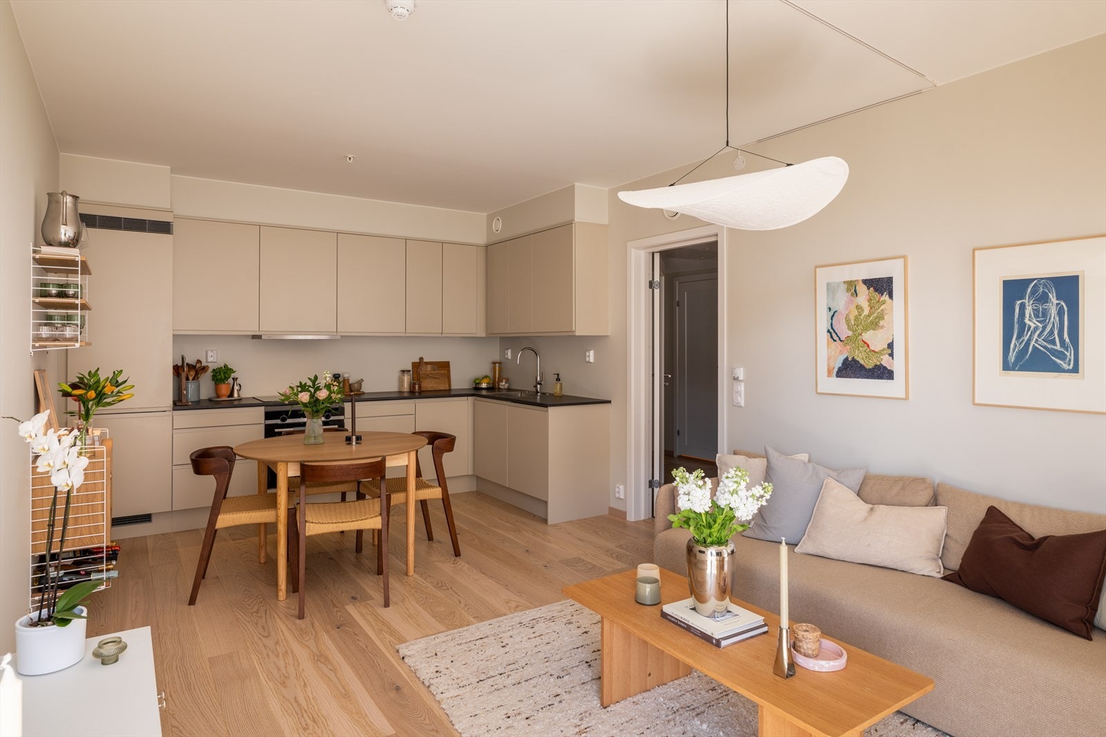 Moderne og stilrent kjøkken i åpen løsning mot stuen, som gir en sosial og luftig atmosfære. Galleribilde