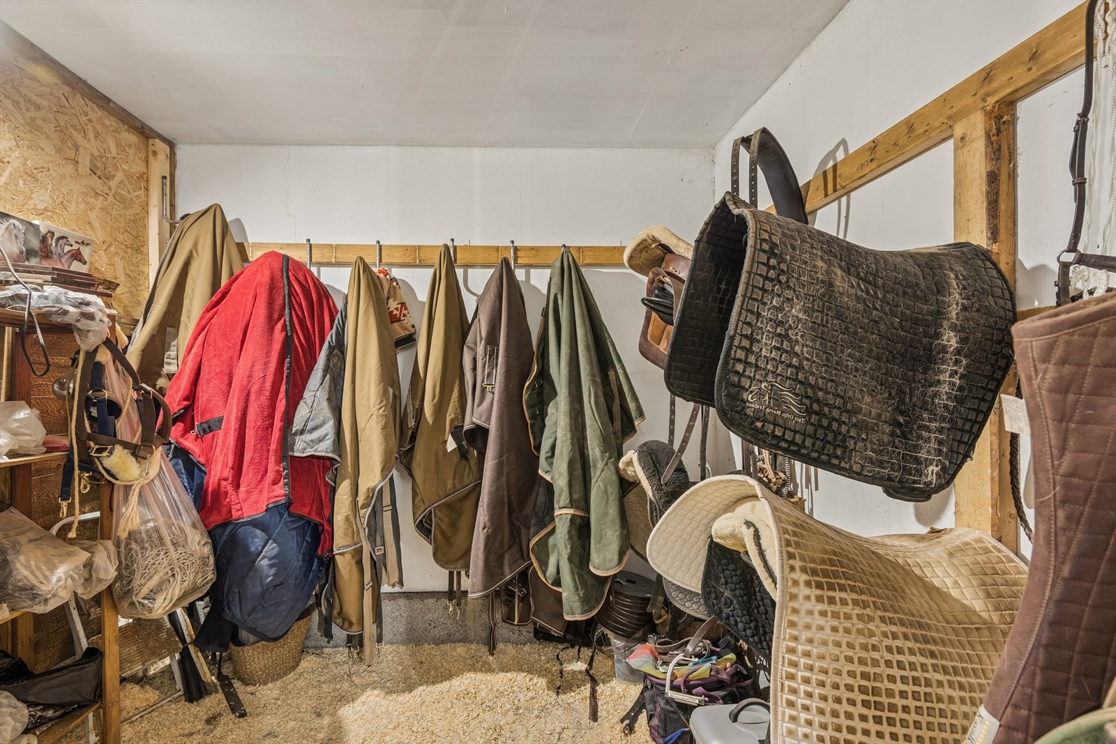 Stallen har tilhørende salrom. Galleribilde