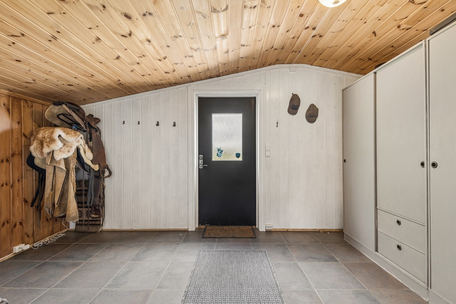 Romslig og praktisk inngangsparti med god oppbevaringsplass. Galleribilde