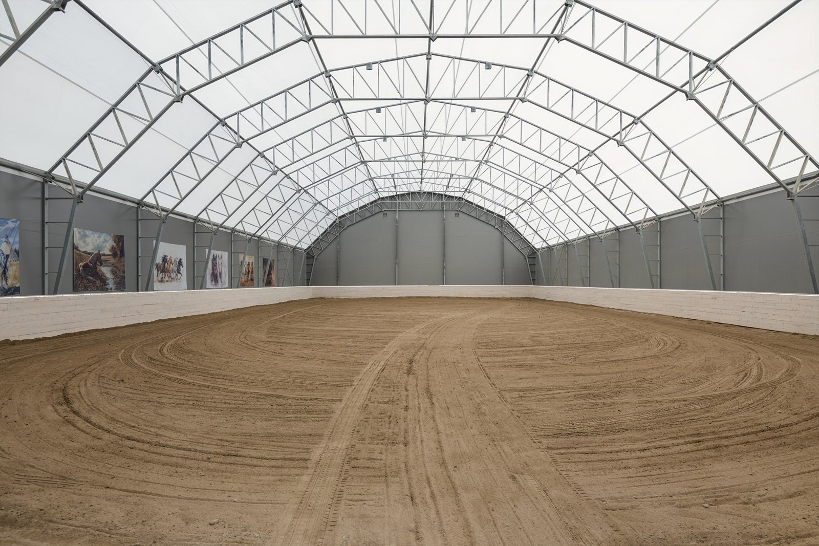 Moderne ridehall med ridebane av sandmasser. Perfekt for trening uavhengig av vær og sesong. Galleribilde