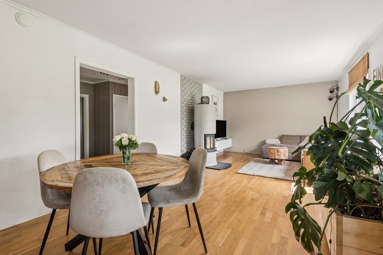 Stuen har plass til både sofagruppe og spisebord. Galleribilde