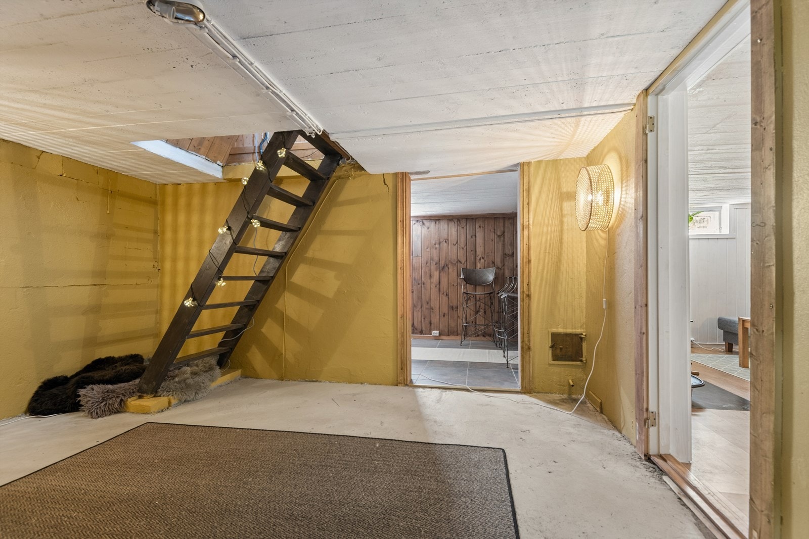 Kjeller med både utvendig inngang og inngang fra inne i boligen. Galleribilde